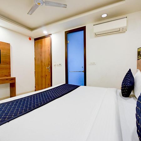 Hotel Grand Qubic Near Delhi Airport Нью-Дели Экстерьер фото