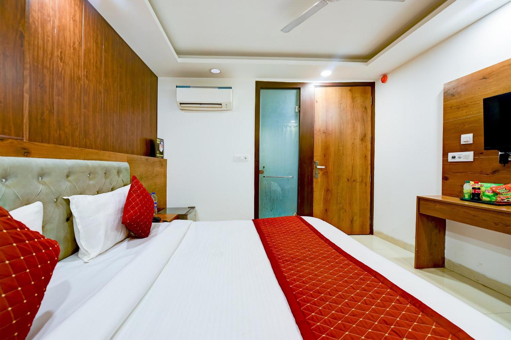 Hotel Grand Qubic Near Delhi Airport Нью-Дели Экстерьер фото