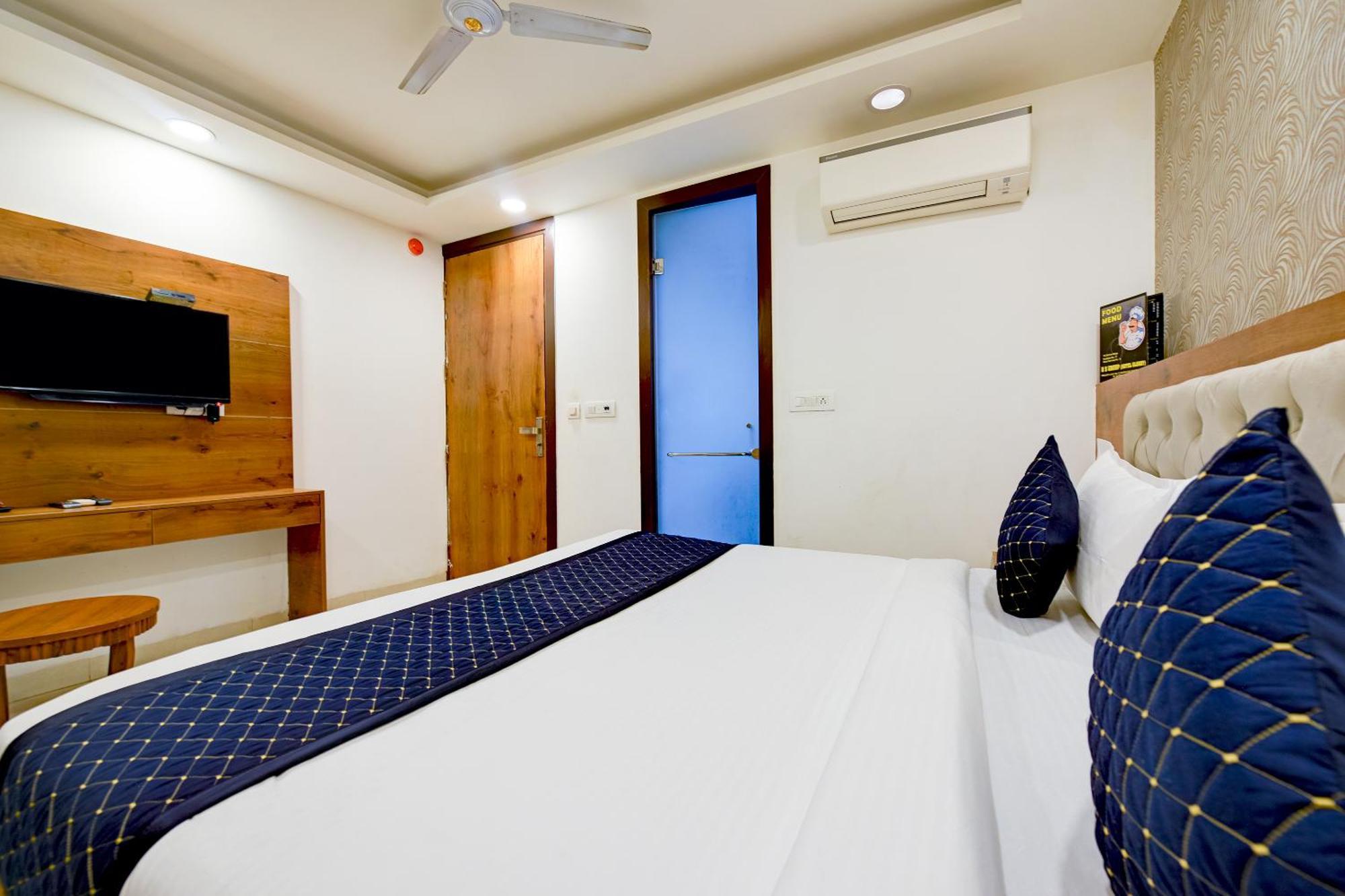 Hotel Grand Qubic Near Delhi Airport Нью-Дели Экстерьер фото