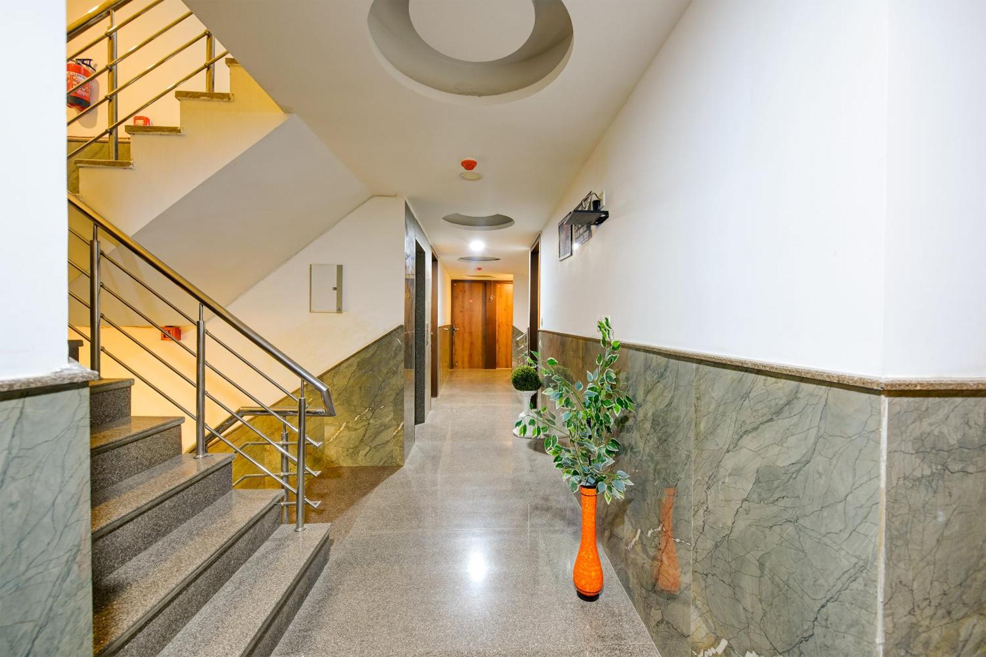 Hotel Grand Qubic Near Delhi Airport Нью-Дели Экстерьер фото