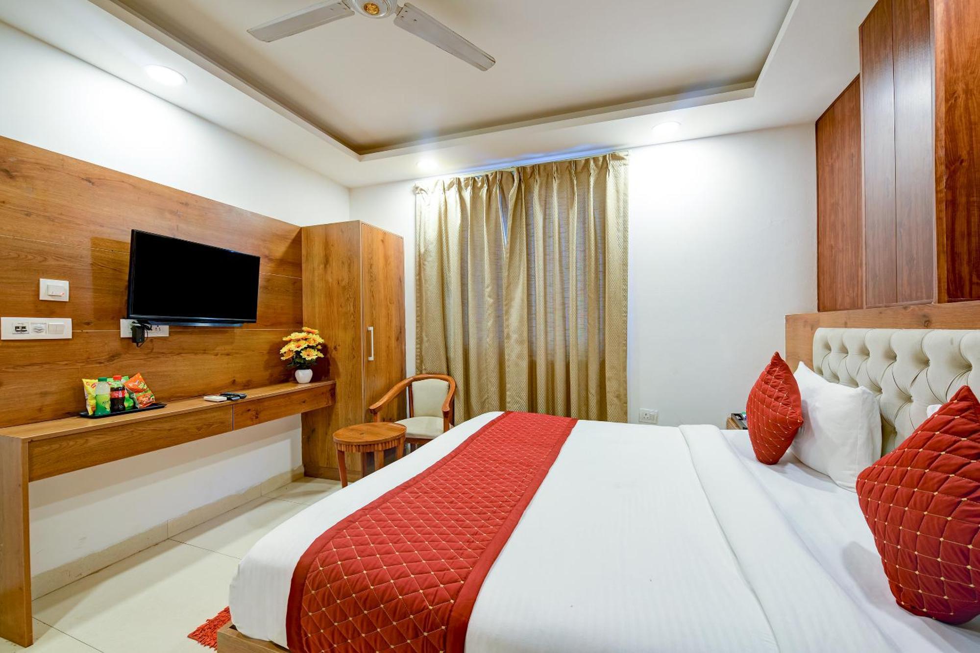 Hotel Grand Qubic Near Delhi Airport Нью-Дели Экстерьер фото