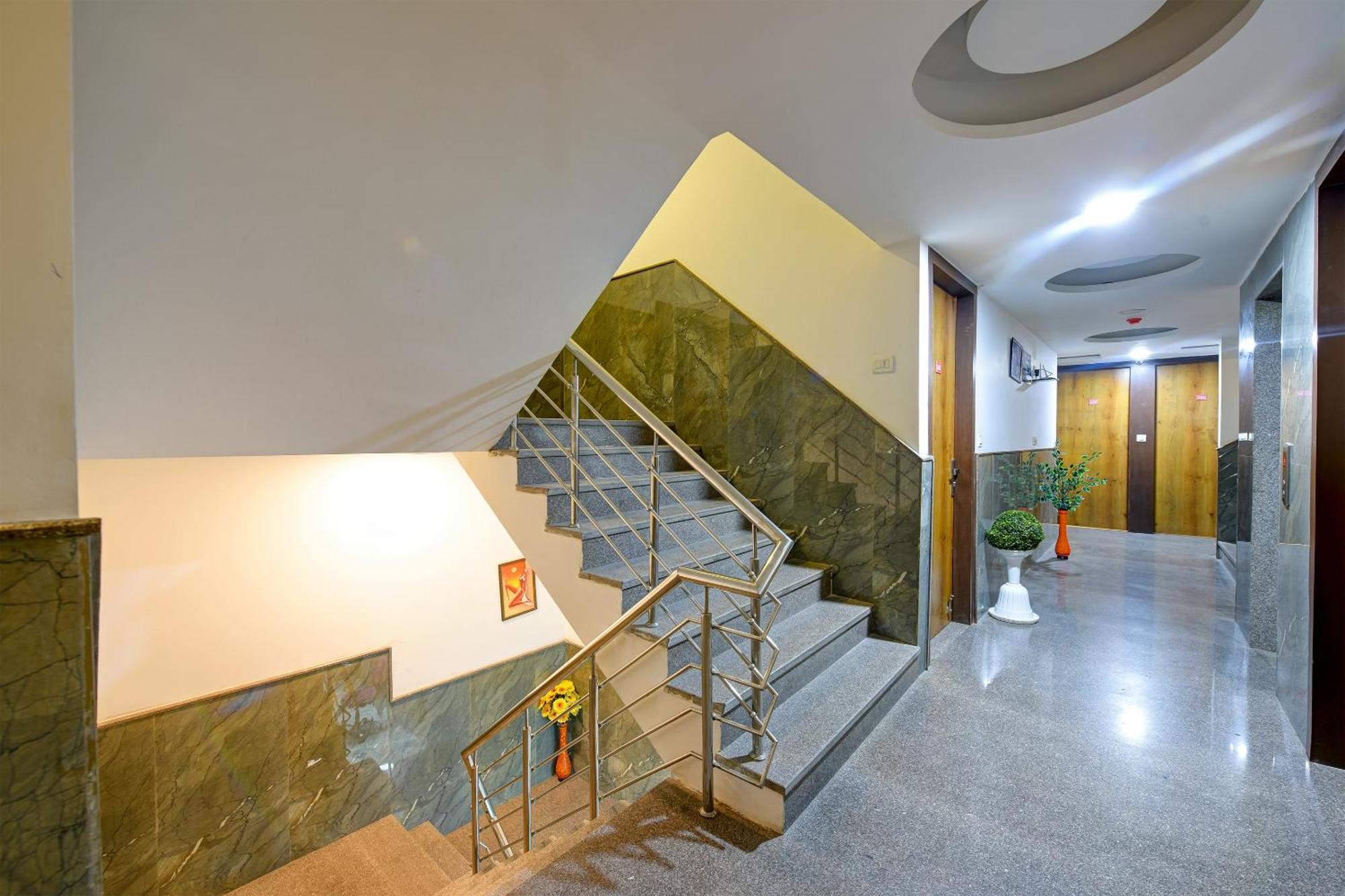 Hotel Grand Qubic Near Delhi Airport Нью-Дели Экстерьер фото