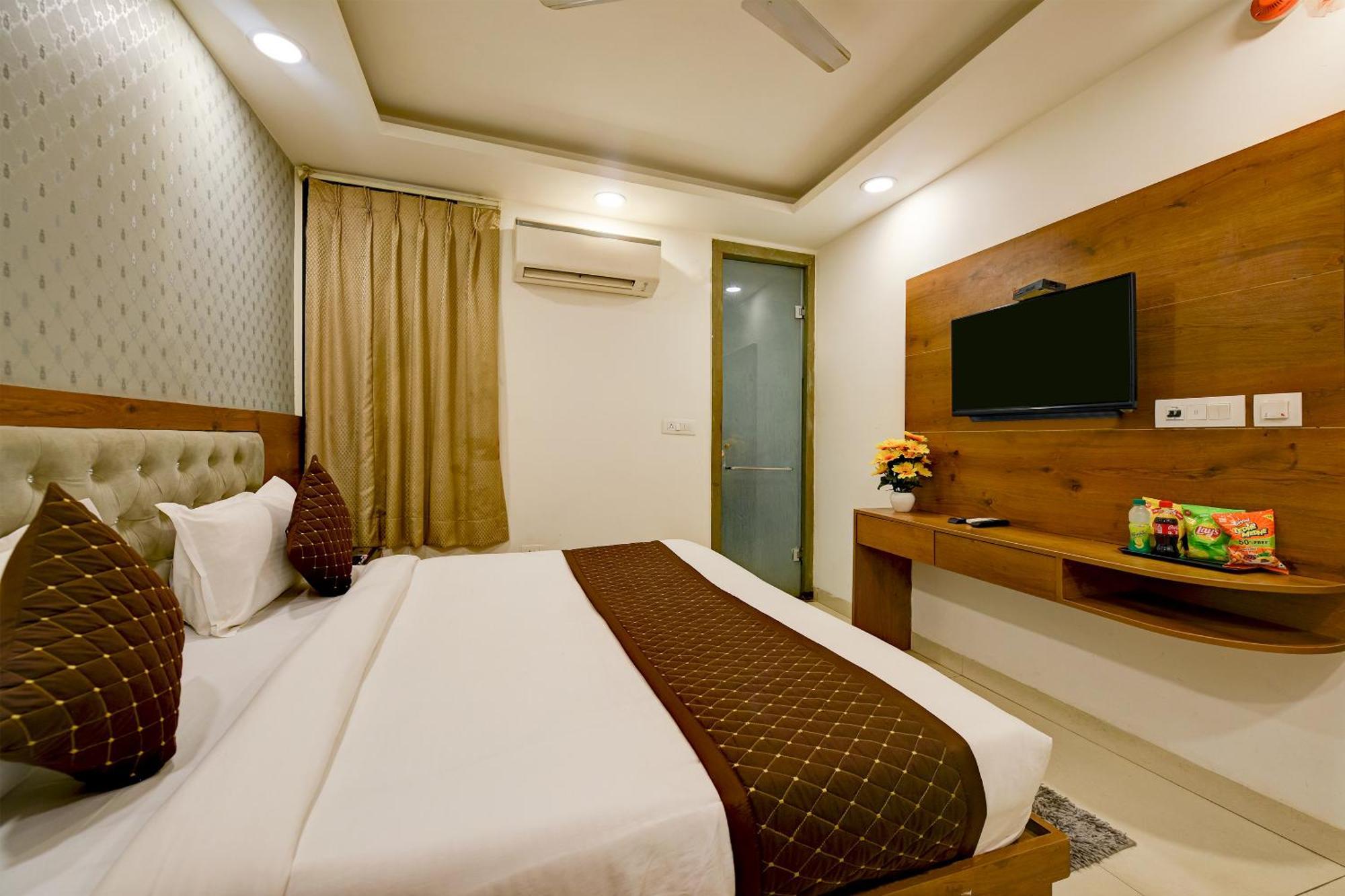 Hotel Grand Qubic Near Delhi Airport Нью-Дели Экстерьер фото