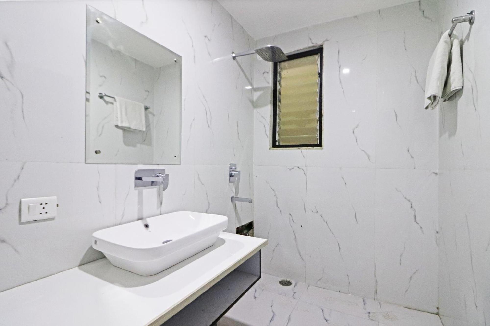 Hotel Grand Qubic Near Delhi Airport Нью-Дели Экстерьер фото