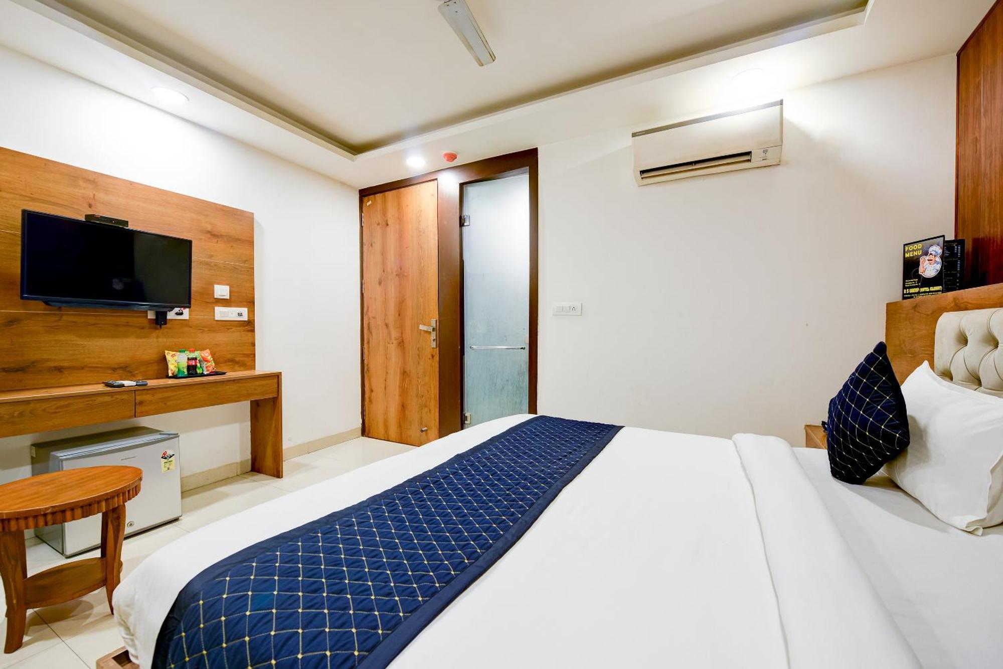Hotel Grand Qubic Near Delhi Airport Нью-Дели Экстерьер фото