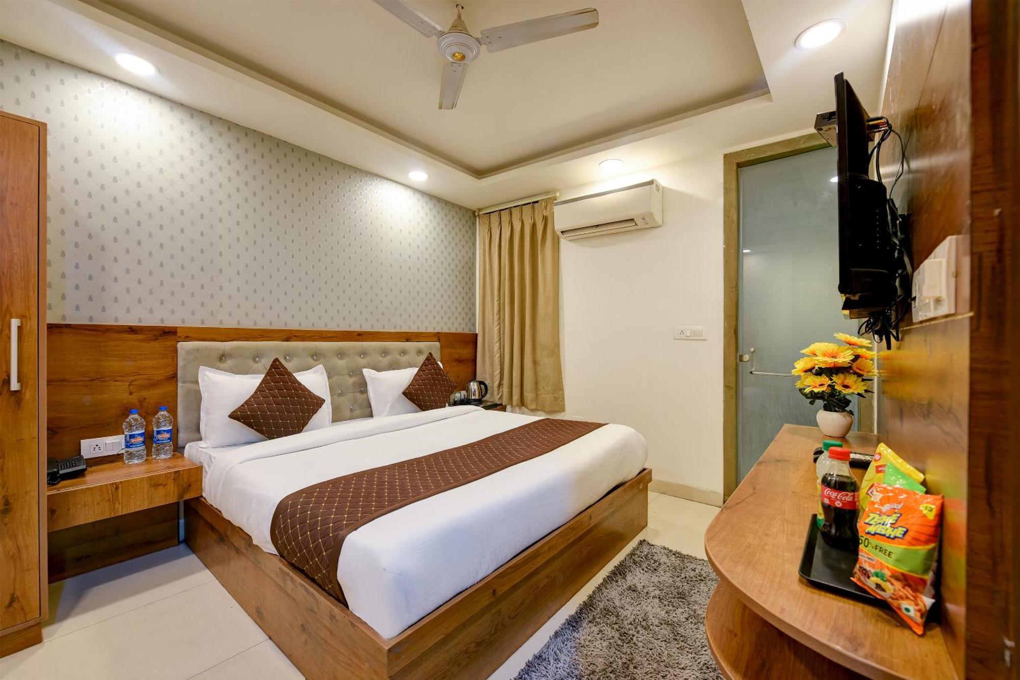 Hotel Grand Qubic Near Delhi Airport Нью-Дели Экстерьер фото
