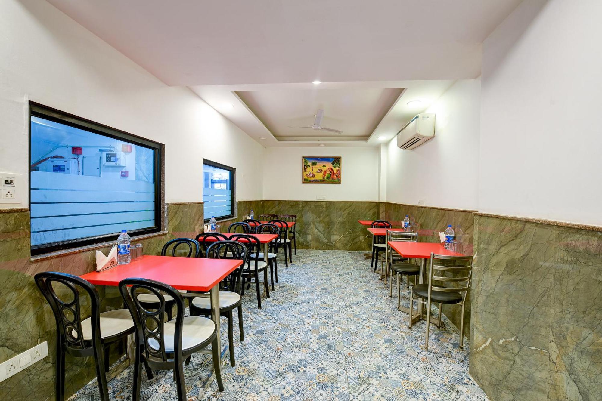 Hotel Grand Qubic Near Delhi Airport Нью-Дели Экстерьер фото