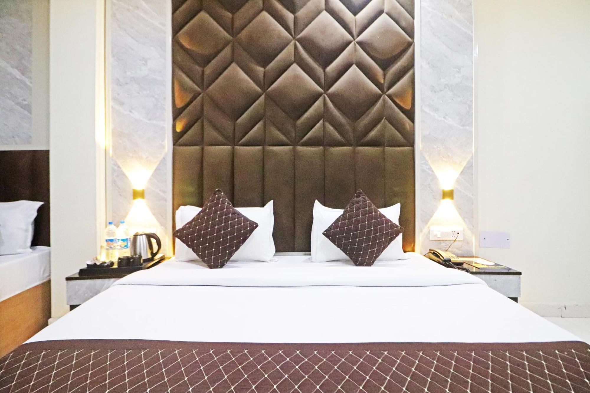 Hotel Grand Qubic Near Delhi Airport Нью-Дели Экстерьер фото